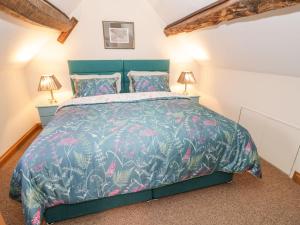 A bed or beds in a room at Keepers Cottage