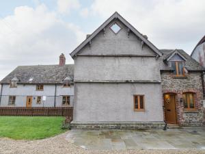 ein großes weißes Haus mit einem Dach in der Unterkunft Keepers Cottage in Ludlow