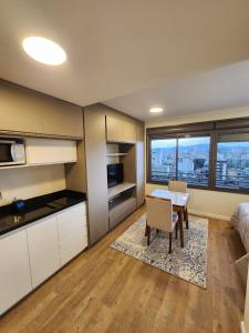 A cozinha ou cozinha compacta de Estudio mobiliado excelente localização em POA