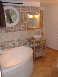 ein Badezimmer mit einer Badewanne und einem Waschbecken in der Unterkunft Villa Lavezzi in Bonifacio