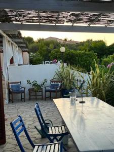 Balkón alebo terasa v ubytovaní Maison Vue Mer à Lumio avec Terrasse et Jardin Clos