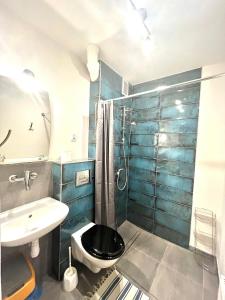 シュクラルスカ・ポレンバにあるWilla Victoriaのバスルーム(トイレ、洗面台、シャワー付)