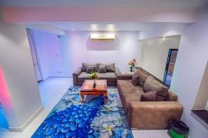 een woonkamer met een bank en een tafel bij like in heaven poolvilla in Pattaya South