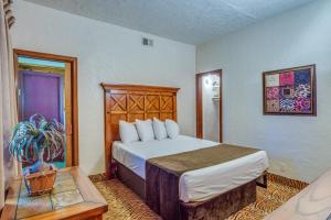 ein Hotelzimmer mit einem Bett und einem Tisch in der Unterkunft Ledge Lodge Burkesville Getaway Pool and Views! in Burkesville