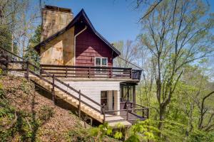 een huis met een trap daarheen bij Ledge Lodge Burkesville Getaway Pool and Views! in Burkesville