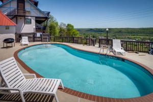 - une piscine avec des chaises et une maison dans l'établissement Ledge Lodge Burkesville Getaway Pool and Views!, à Burkesville