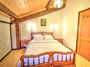 1 dormitorio con 1 cama con marco de madera en Appartement Morzine, 3 pièces, 8 personnes - FR-1-524-2, en Morzine