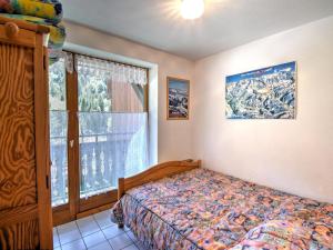 una camera con un letto e una grande finestra di Appartement Morzine, 2 pièces, 6 personnes - FR-1-524-19 a Morzine