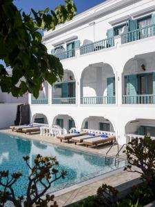 The swimming pool at or close to Armonia