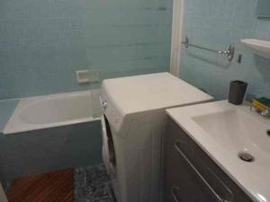Ein Badezimmer in der Unterkunft Appartement Morzine, 2 pièces, 6 personnes - FR-1-524-20