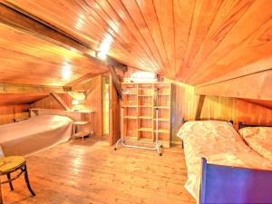 Habitación pequeña con cama y estante en Chalet Morzine, 4 pièces, 10 personnes - FR-1-524-6 en Morzine