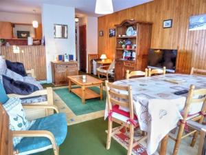 - un salon avec une table et des chaises dans l'établissement Appartement Morzine, 3 pièces, 6 personnes - FR-1-524-34, à Morzine