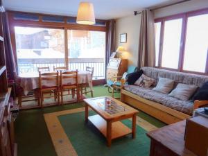 - un salon avec un canapé et une table dans l'établissement Appartement Morzine, 3 pièces, 6 personnes - FR-1-524-34, à Morzine