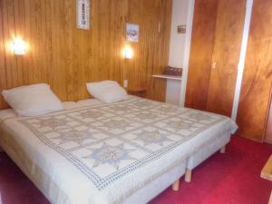 - une chambre avec un grand lit et des murs en bois dans l'établissement Appartement Morzine, 3 pièces, 6 personnes - FR-1-524-34, à Morzine