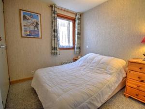 a bedroom with a bed and a dresser and a window at Appartement 3 pièces rénové, pieds des pistes et proche centre, Morzine - FR-1-524-35 in Morzine