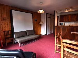 a living room with a couch and a table at Appartement Morzine, 2 pièces, 5 personnes - FR-1-524-37 in Morzine