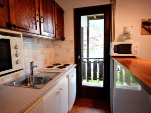 una cucina con lavandino e forno a microonde di Appartement Morzine, 2 pièces, 5 personnes - FR-1-524-37 a Morzine