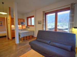 ein Wohnzimmer mit einem Sofa und einem großen Fenster in der Unterkunft Appartement Morzine, 3 pièces, 6 personnes - FR-1-524-72 in Morzine