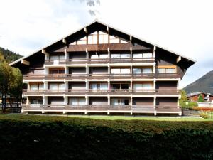 un grand bâtiment avec un toit en gambrel dans l'établissement Studio Morzine, 1 pièce, 4 personnes - FR-1-524-69, à Morzine