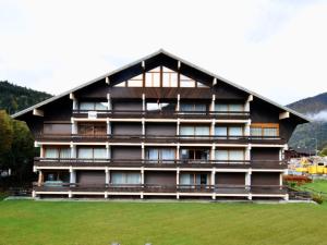 een groot gebouw met een grasveld ervoor bij Studio Morzine, 1 pièce, 4 personnes - FR-1-524-69 in Morzine