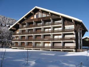ein großes Gebäude mit Schnee davor in der Unterkunft Studio Morzine, 1 pièce, 4 personnes - FR-1-524-69 in Morzine