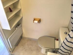 ein Bad mit einem WC und einer Rolle Toilettenpapier in der Unterkunft Studio Morzine, 1 pièce, 6 personnes - FR-1-524-104 in Morzine