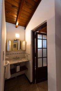 y baño con lavabo y espejo. en Villa Sol en Córdoba
