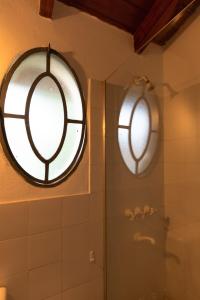 2 ventanas en el baño con ducha en Villa Sol en Córdoba
