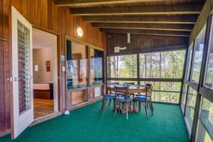 Φωτογραφία από το άλμπουμ του Ledge Lodge Burkesville Getaway Pool and Views! σε Burkesville