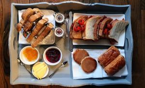 uma bandeja de comida com duas bandejas de pastelaria e pão em Rock View, Wensleydale em Leyburn