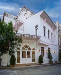 een wit huis met een grote deur bij Fuat Bey Palace Hotel & Suites in Istanbul