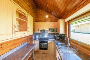 Kuchyň nebo kuchyňský kout v ubytování Lady Galloway 27 with Hot Tub