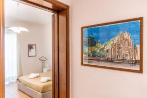 un dipinto di un edificio su un muro accanto a una camera da letto di Street Art House a Catania