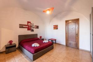 um quarto com uma cama vermelha num quarto em Street Art House em Catânia