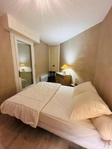 una camera con un grande letto bianco di Appartement 2 pièces à Cabourg a Cabourg