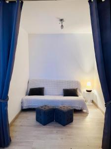 una camera con letto e tende blu di Appartement 2 pièces à Cabourg a Cabourg