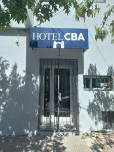 un cartel de hotel cba en un edificio con puerta en Hotel CBA en Córdoba