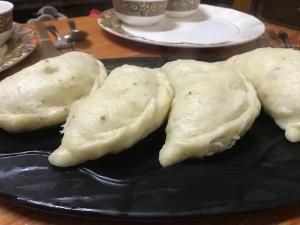 库尔卢Himalyan Kothi Kais的桌子上黑板上的三块饺子 更多37张照片
