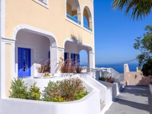 a white house with white walls and windows at Casa di Magi in Fira