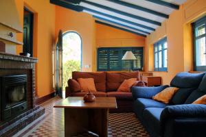 A seating area at La Fábrica de Cabornera Casa aislada con jardín