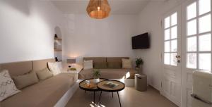費拉的住宿－Casa di Magi，客厅配有沙发和桌子