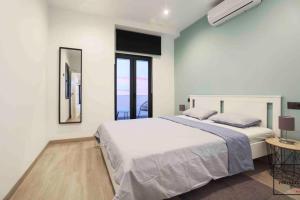 biała sypialnia z dużym łóżkiem i lustrem w obiekcie Perfectly Rentals ELIZA by United Renters w Alicante