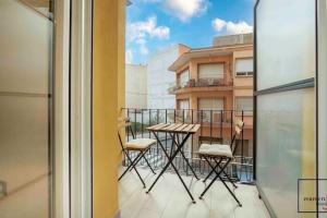 balkon z krzesłami i stołem na balkonie w obiekcie Perfectly Rentals ELIZA by United Renters w Alicante