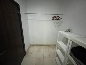 een kamer met een kast met hangers aan de muur bij Habitación Ojo de Agua in Orizaba