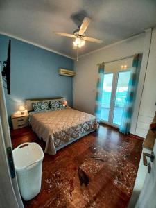 - une chambre avec un lit et un sol brisé dans l'établissement Mama Mia apartment, Tolo beachfront, à Tolón
