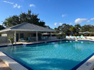 The swimming pool at or close to Dreamy PGA National Club Cottage