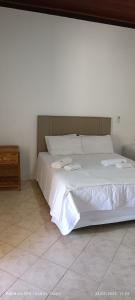 um quarto com uma cama com duas toalhas em Eco Pousada côco dendê em Itacimirim