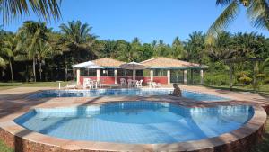 uma piscina em frente a uma casa em Eco Pousada côco dendê em Itacimirim