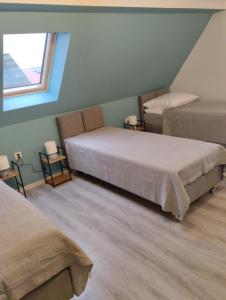 科貝拉古拉的住宿－Agroturystyka u Pawła i Asi，一间卧室设有两张床和窗户。