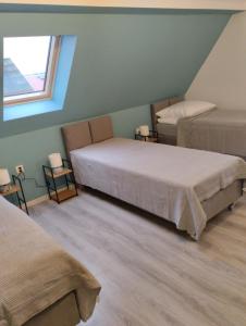 sypialnia z dwoma łóżkami i oknem w obiekcie Agroturystyka u Pawła i Asi w Kobylej Górze